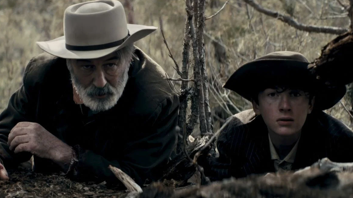 Alec Baldwin et Brady Noon dans « Rust », film devenu tristement célèbre en raison du drame qui a eu lieu durant son tournage.