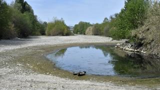 Le gouvernement a dévoilé ce mercredi 17 mai son « guide sécheresse 2023 ».  (Photo : prise le 27 avril 2023 montre le lit asséché de la rivière Agly à Rivesaltes, dans le sud-ouest de la France)