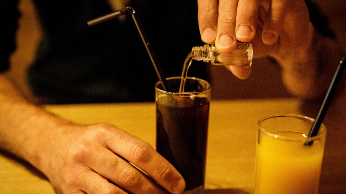 Elle pensait boire du Perrier : à Saint-Denis, une mère tuée par une surdose de GHB, son fils interné