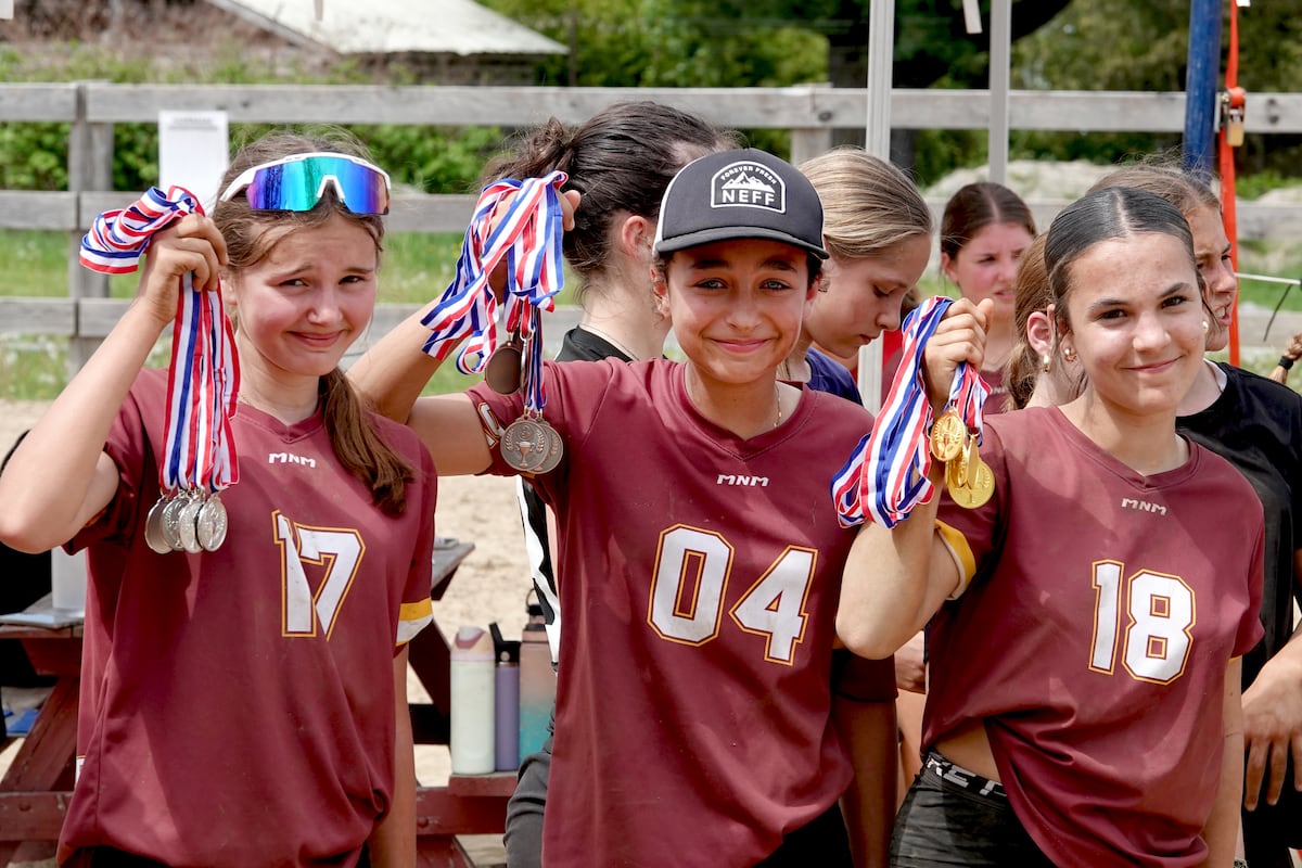 Elles n’ont peut-être pas gagné la médaille d’or, mais ces joueuses gardaient le sourire avant la remise des médailles.  