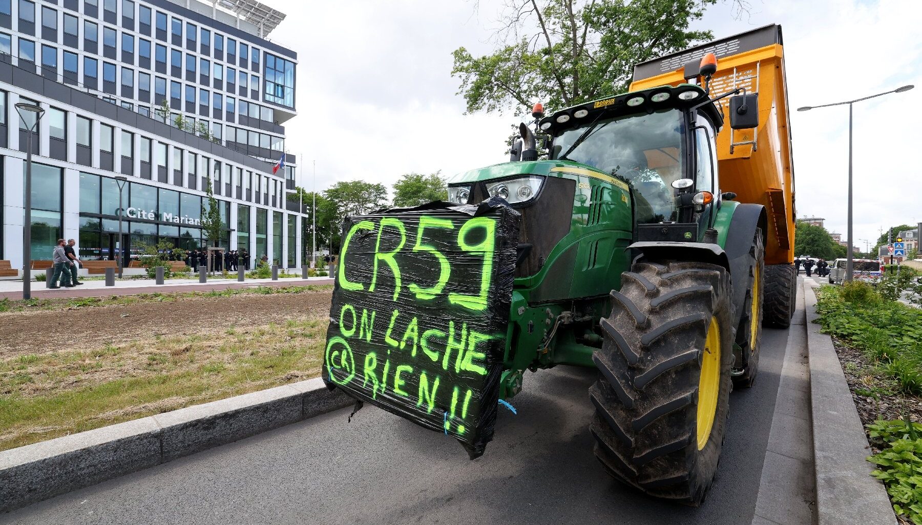 la Coordination rurale manifeste en tracteurs dans Lille