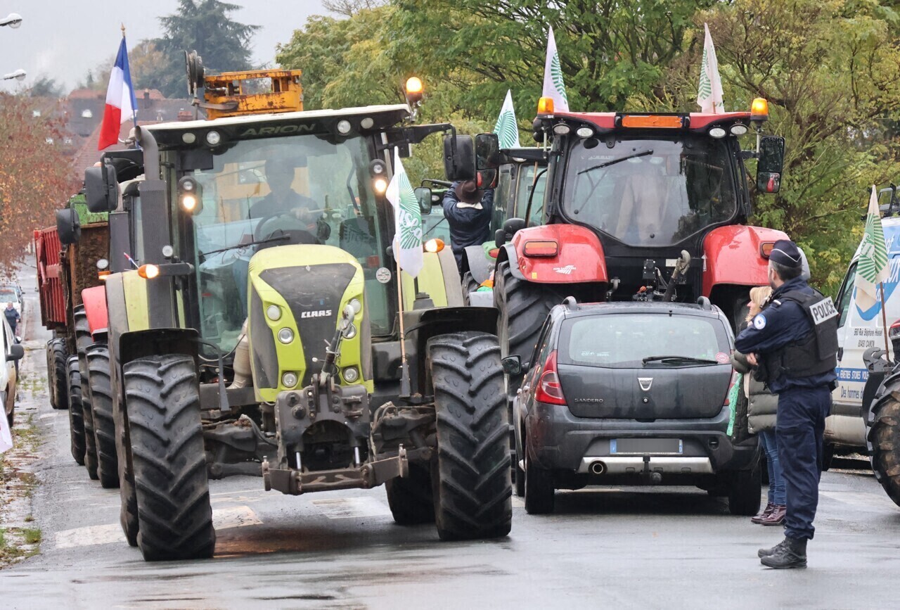 Plusieurs axes bloqués par les agriculteurs, un motard grièvement blessé... l'info en Ile-de-France