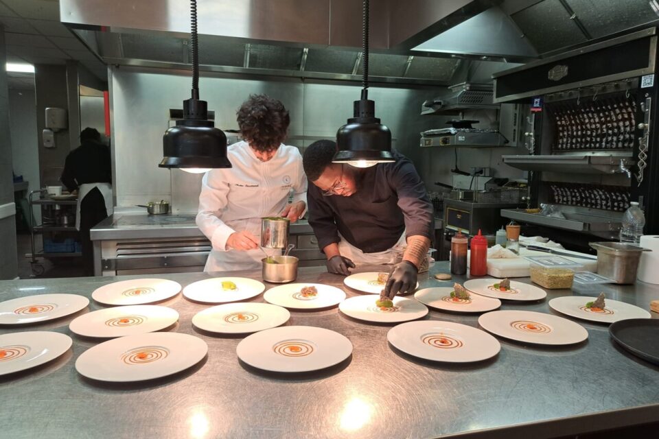 La cuisine ouverte du restaurant La Cocotte d'Isidore donne directement sur la salle. 