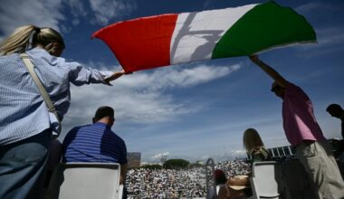 Des spectateurs du Campo centrale avec le drapeau italien lors du tournoi de Rome le 15 mai 2025 (Filippo MONTEFORTE)