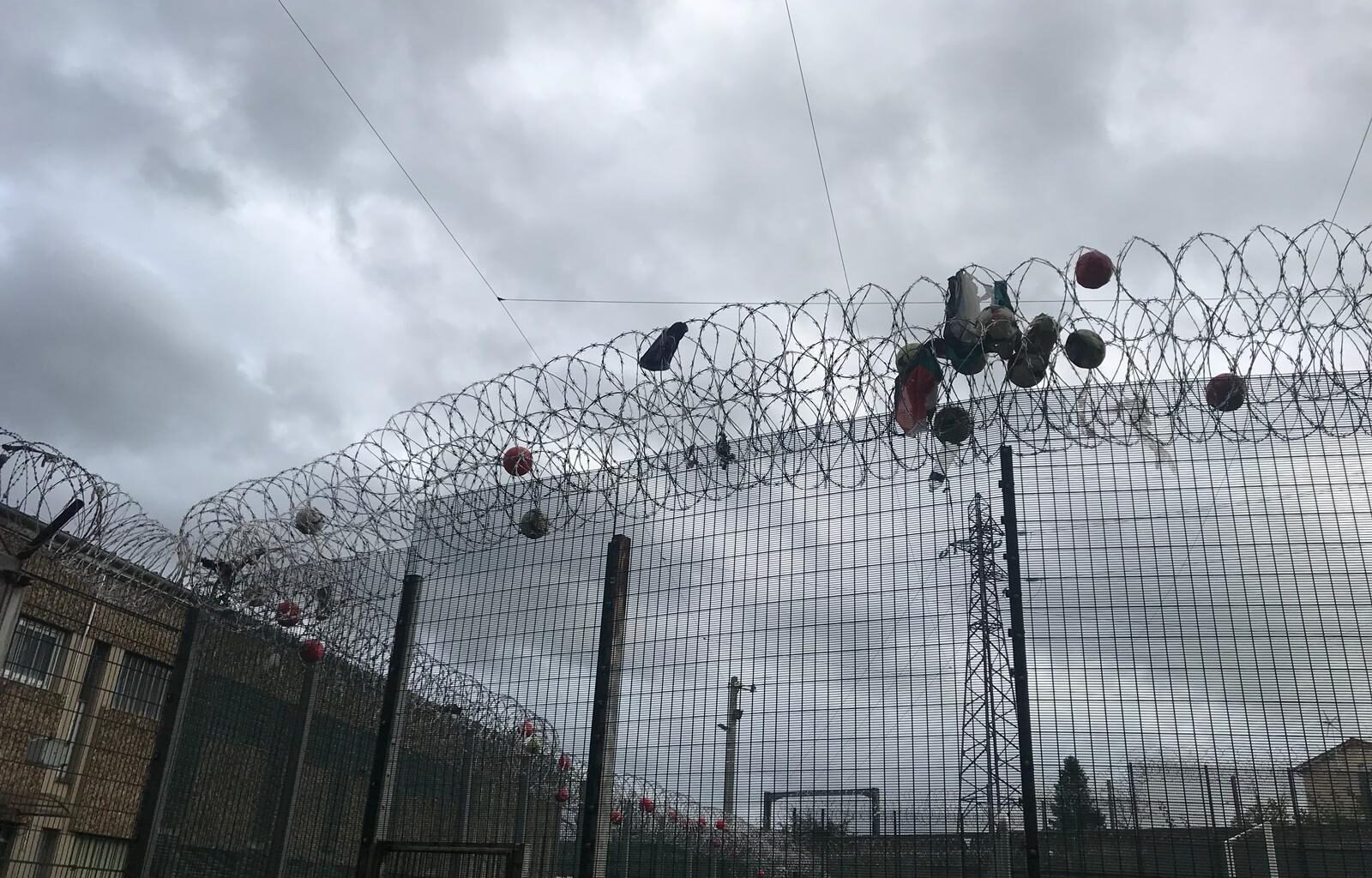 Cinq jeunes arrêtés vers la prison de La Talaudière, ils tentaient de projeter des objets… dont un kiwi
