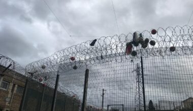 Cinq jeunes arrêtés vers la prison de La Talaudière, ils tentaient de projeter des objets… dont un kiwi