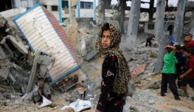 Une jeune fille palestinienne au milieu des décombres à Jabalia, dans le nord de la bande de Gaza, le 10 mai 2025 (BASHAR TALEB)