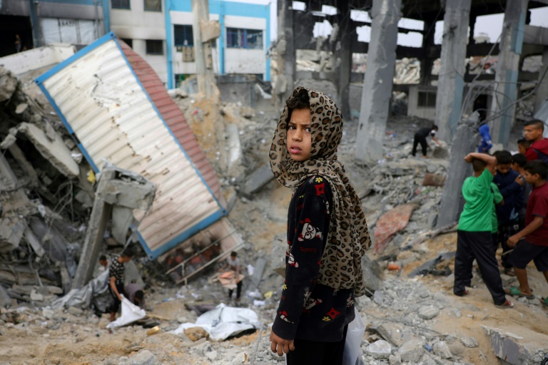 Une jeune fille palestinienne au milieu des décombres à Jabalia, dans le nord de la bande de Gaza, le 10 mai 2025 (BASHAR TALEB)