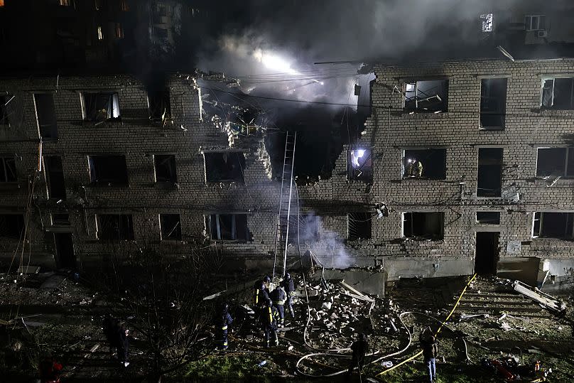Des sauveteurs travaillent sur le site d'un immeuble résidentiel détruit par une frappe russe à Zaporijjia, le 1er mai 2025.