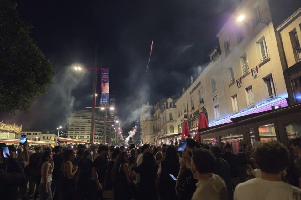 Des feux d'artifice ont eu lieu sur la place de la République.