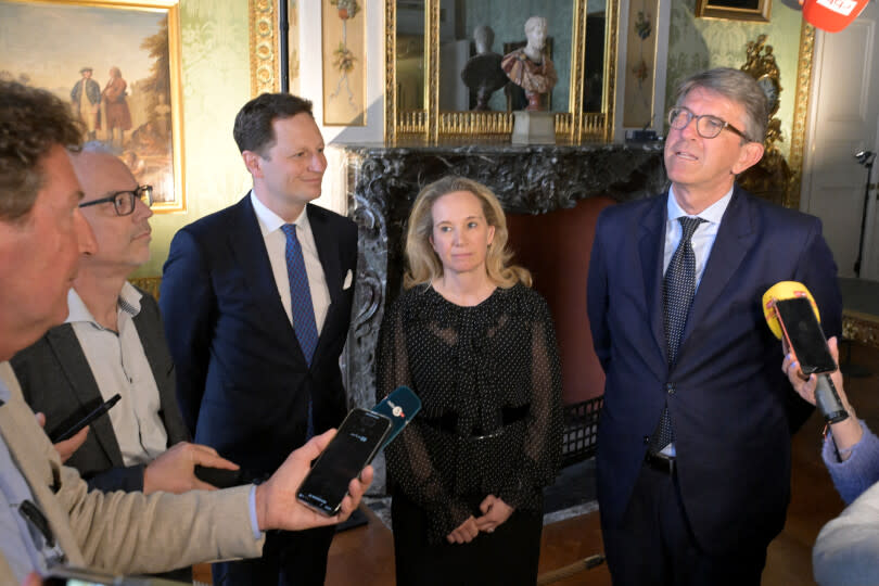 De gauche à droite, Georg Friedrich, prince de Prusse, Sarah Wedl-Wilson, secrétaire d'État à la culture de Berlin, et Wolfram Weimer, ministre de la Culture, ont donné une conférence de presse commune au château de Sanssouci, le 13 mai 2025.