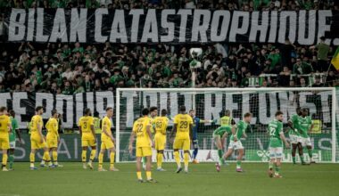 Une banderole fustigeant le "bilan catastrophique" de Saint-Etienne, relégué en Ligue 2 après sa défaite à domicile face à Toulouse, le 17 mai 2025 (JEAN-PHILIPPE KSIAZEK)