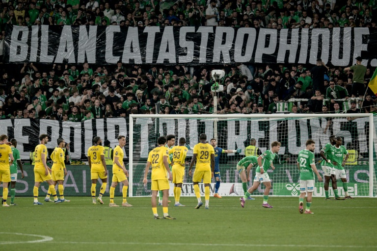 Une banderole fustigeant le "bilan catastrophique" de Saint-Etienne, relégué en Ligue 2 après sa défaite à domicile face à Toulouse, le 17 mai 2025 (JEAN-PHILIPPE KSIAZEK)