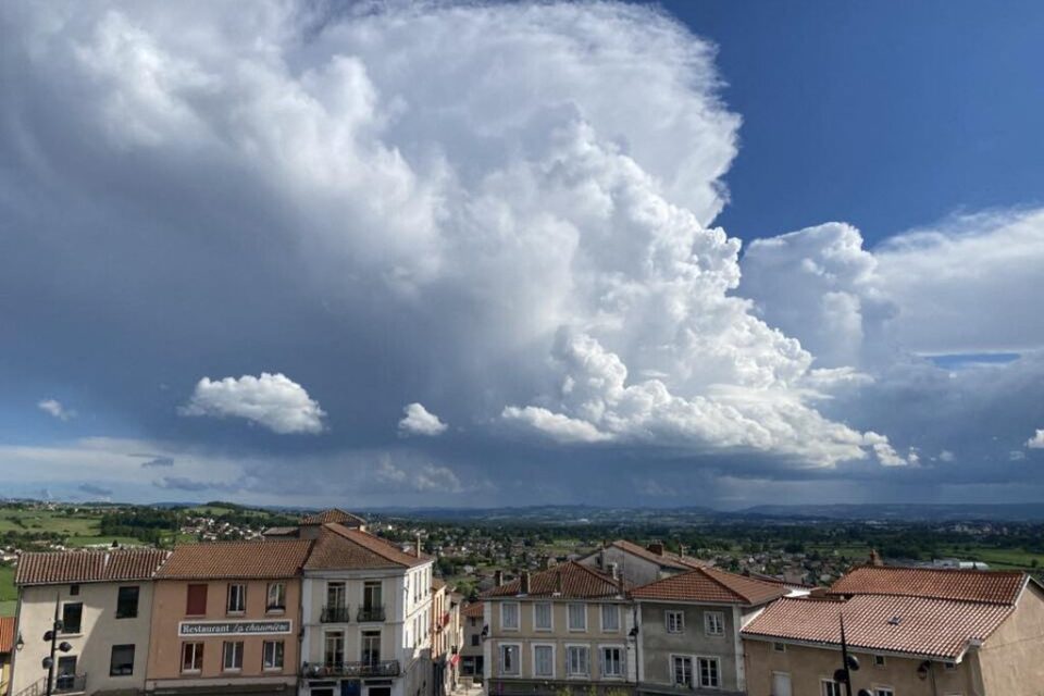 Gros nuage menaçant vu depuis Saint-Galmier à 17h49. 