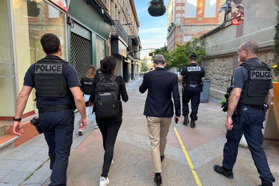 Adrien Sperry, directeur de cabinet du préfet de la Loire, a pris part à une opération conjointe de contrôle menée par la police nationale et la DDPP ligérienne.