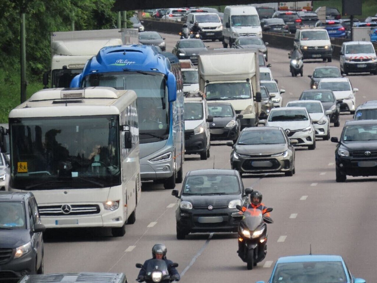 Amende sur le périphérique, un homme tué de plusieurs coups de couteau... l'info à midi en Île-de-France