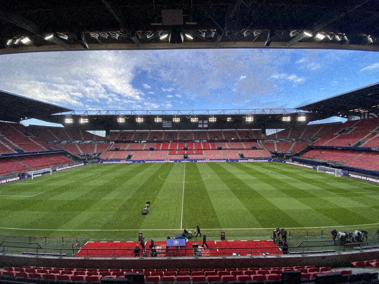 un jeune joueur monégasque fait un arrêt cardiaque en plein match sur la pelouse du Roazhon Park