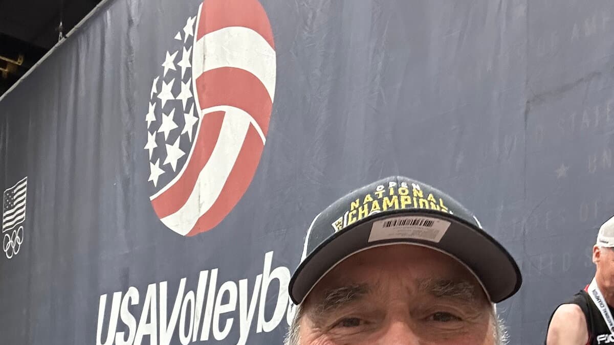 Un Québécois réalise un rêve à 70 ans en participant au plus gros tournoi de volleyball en Amérique du Nord