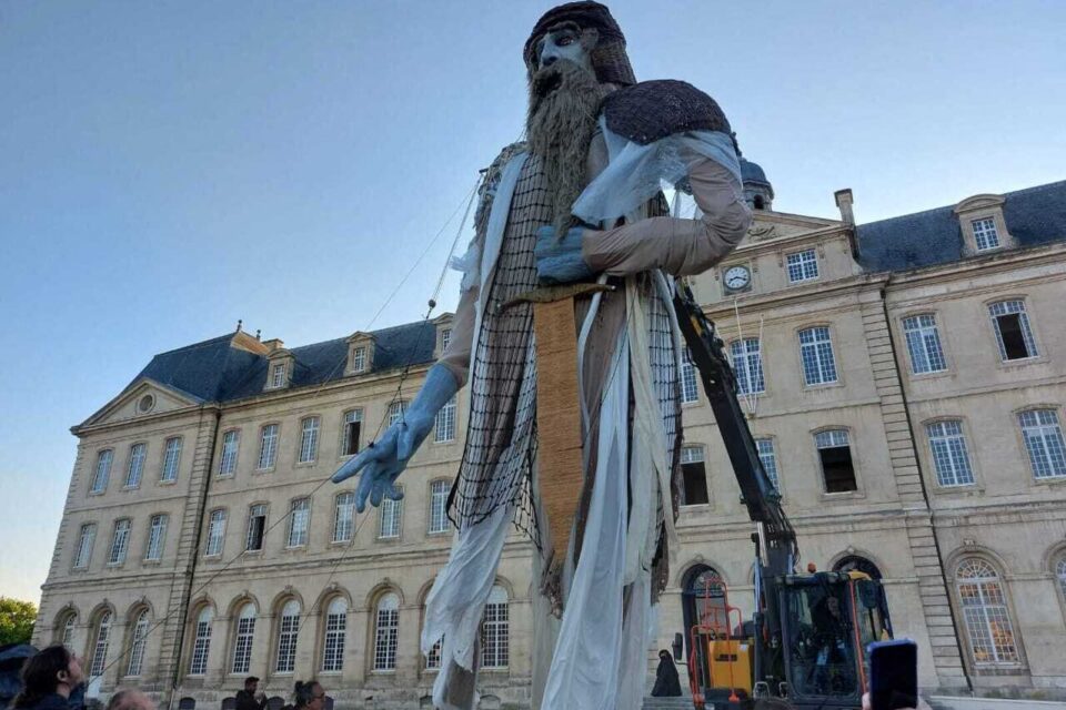 Le géant Guillaume le Conquérant devant la mairie de Caen.