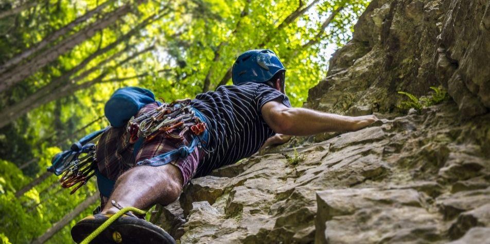 Loire : il chute de cinq mètres en faisant de l'escalade