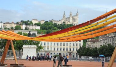 Polémique à Lyon : 1,5 million d’euros pour une œuvre de tissage urbain censée rafraîchir la place Bellecour