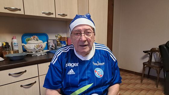 Edie Scherer avec le maillot offert par d'autres supporters du Racing pour ses 90 ans