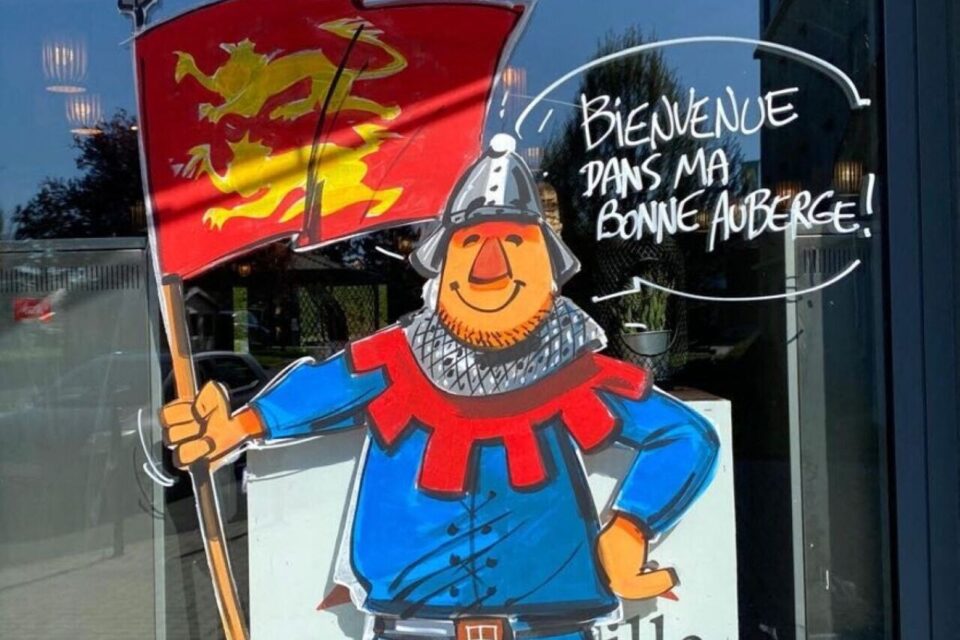 Pour le Millénaire, les vitrines des commerces de Caen se parent de jolies illustrations.