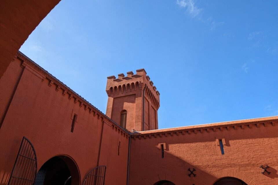 Le Castelet  était l’ancien bâtiment administratif de la prison Saint-Michel, à Toulouse. Un bâtiment réhabilité en centre mémoriel et culturel.
