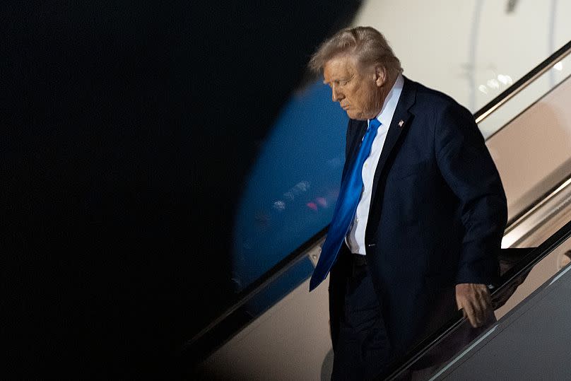 Le président Donald Trump arrive à l'aéroport international de Palm Beach en Floride, le 1er mai 2025.