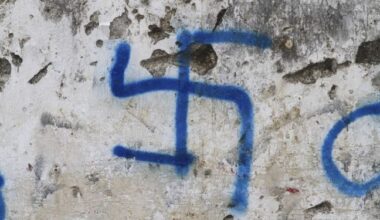 Des croix gammées dans un jardin commémorant la Shoah