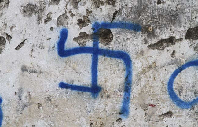 Des croix gammées dans un jardin commémorant la Shoah