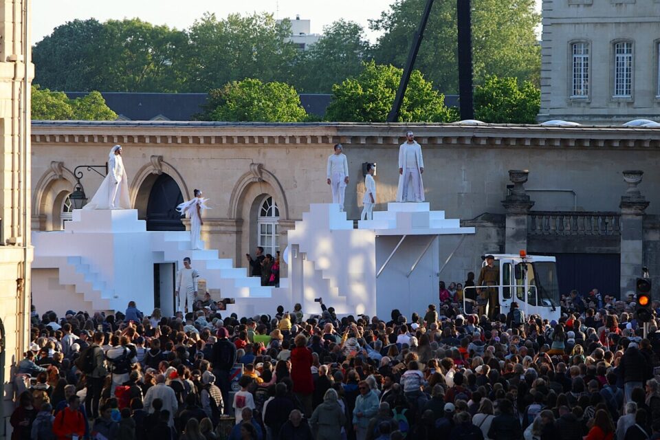Le premier char arrivant sur la place Fontette.