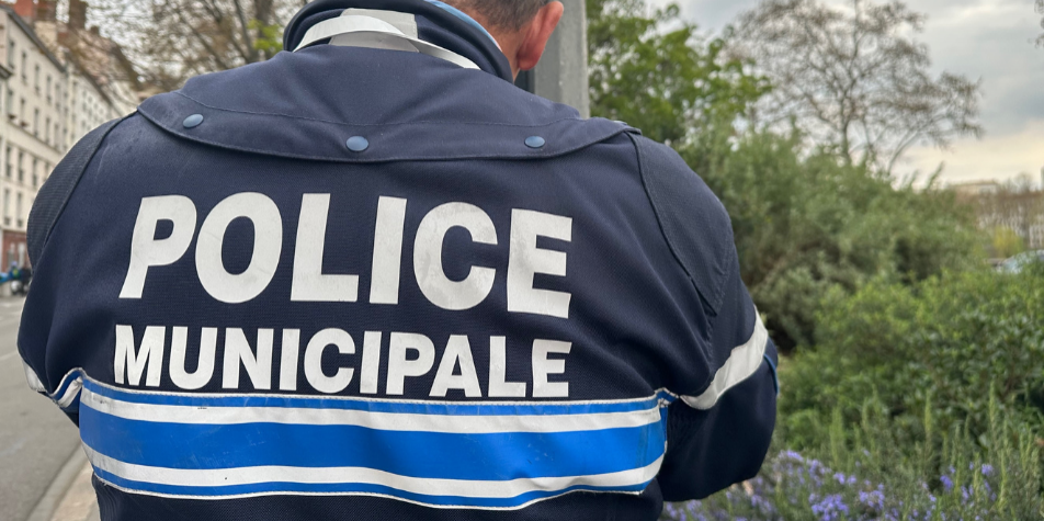 Saint-Étienne : un vigile de supermarché agressé, trois suspects en fuite