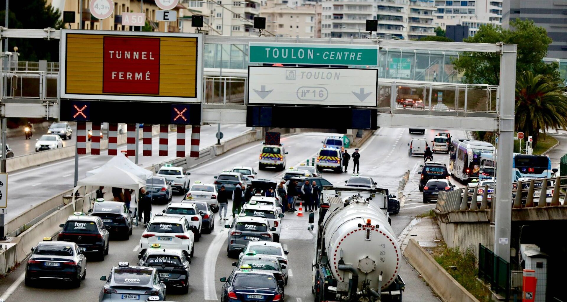 Manifestation des taxis: le tunnel de Toulon coupé dans les deux sens de circulation ce mardi matin