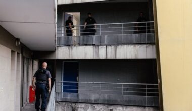 Surpris par les policiers, les trafiquants jettent la drogue du 5e étage