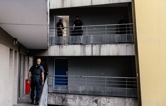Surpris par les policiers, les trafiquants jettent la drogue du 5e étage