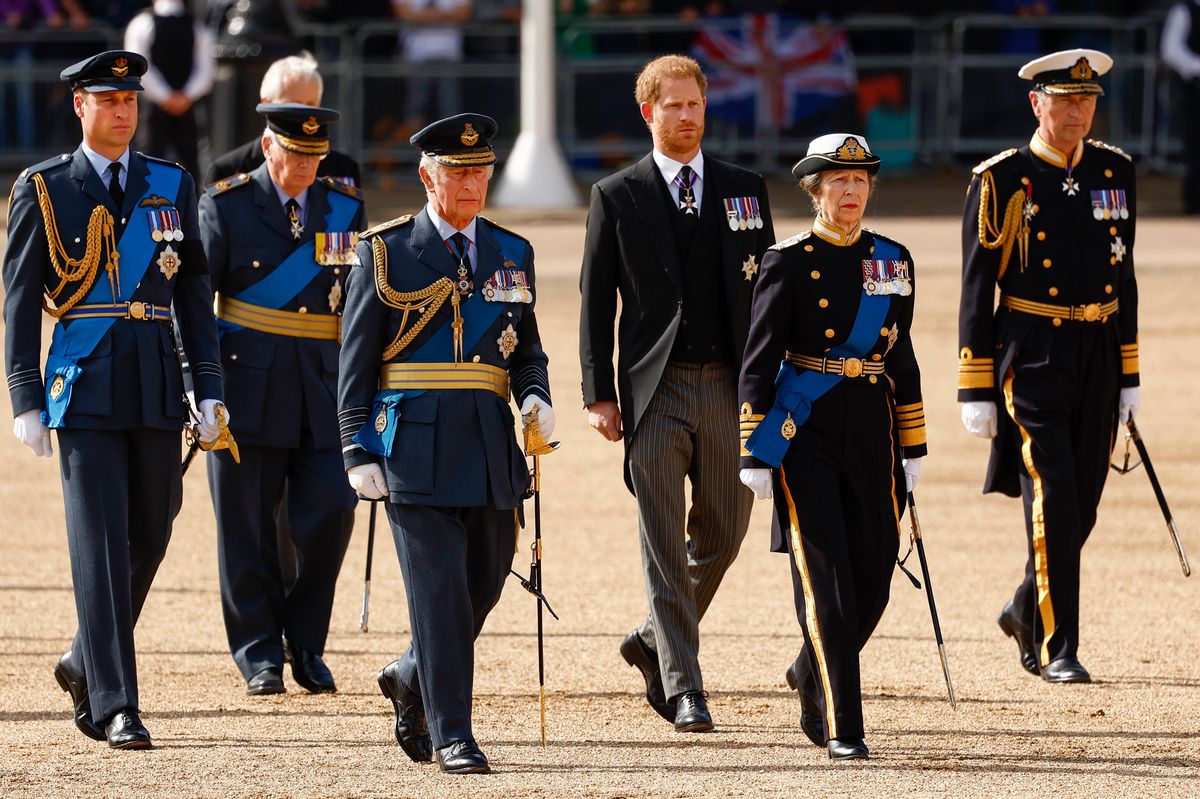 Des membres de la famille royale britannique, dont Prince William, le Duc de Gloucester, le Roi Charles III, le Prince Harry, la Princesse Anne et Timothy Laurence, suivent le cercueil de la Reine Elizabeth II de Buckingham Palace à Westminster Hall à Londres, le 14 septembre 2022.