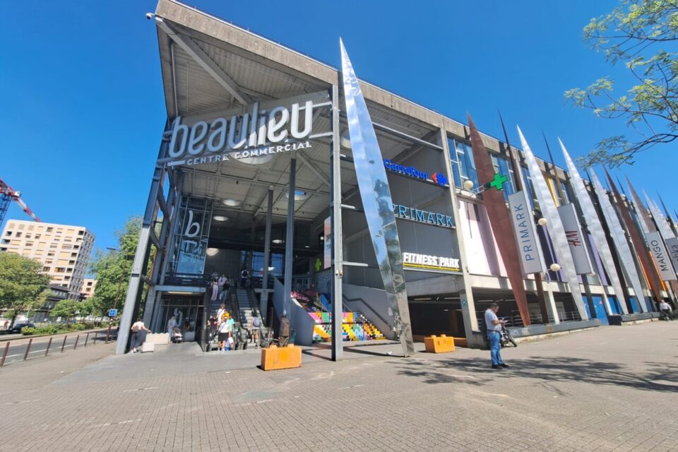 La grande entrée du centre commercial Beaulieu a été construite lors des travaux d'extensions livrés en 2008.