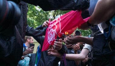 Des élus socialistes violemment agressés par des black blocs dans la manif