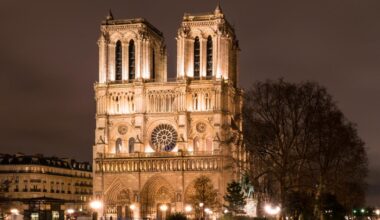 à Notre-Dame de Paris, les catholiques veillent et prient contre l’euthanasie
