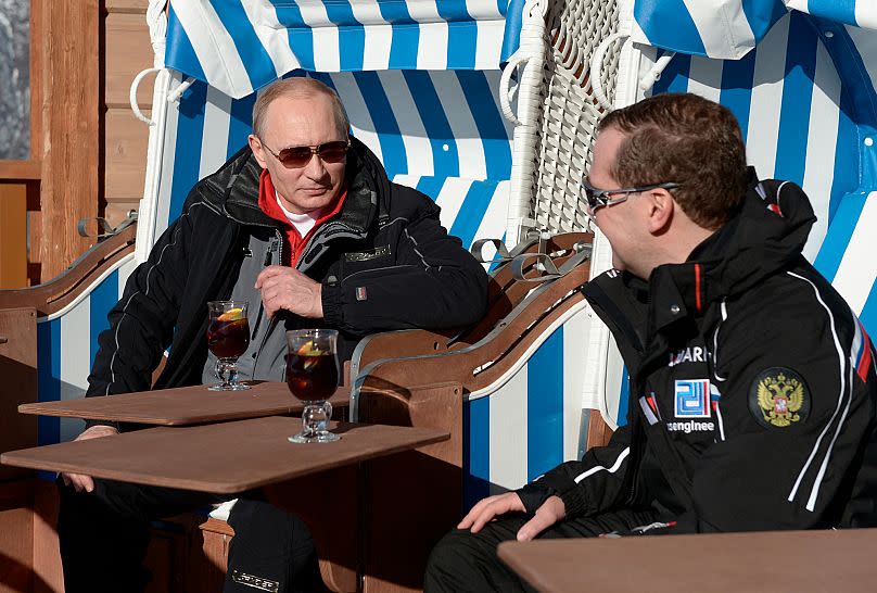  Le Premier ministre russe Dmitri Medvedev et le président Vladimir Poutine se parlent en buvant du thé à Sotchi, le 3 janvier 2013.