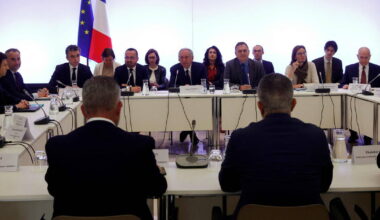 Après sa réunion avec les chauffeurs de taxi, François Bayrou annonce que la convention sur le transport sanitaire sera «revue» – Libération
