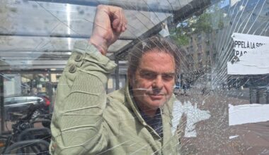 Comment François Decaëns, photographe discret des rues de Caen, se dévoile dans un livre, sans s’y montrer