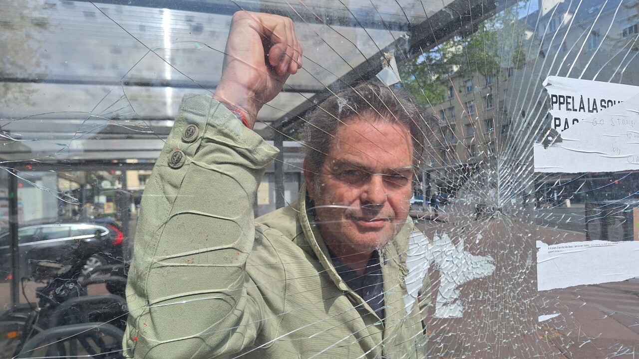 Comment François Decaëns, photographe discret des rues de Caen, se dévoile dans un livre, sans s’y montrer