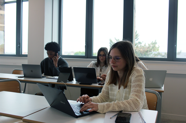 Tanguy, Amandine, Thomas, Julie, Cécile et leurs camarades de promo de master se sont entrainés plusieurs semaines avant de répondre aux questions posées à la cellule fiscale. LP / Claire Berthelemy