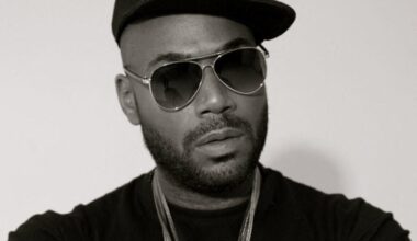 le rappeur Lord Kossity en concert sur une terrasse face à la plage