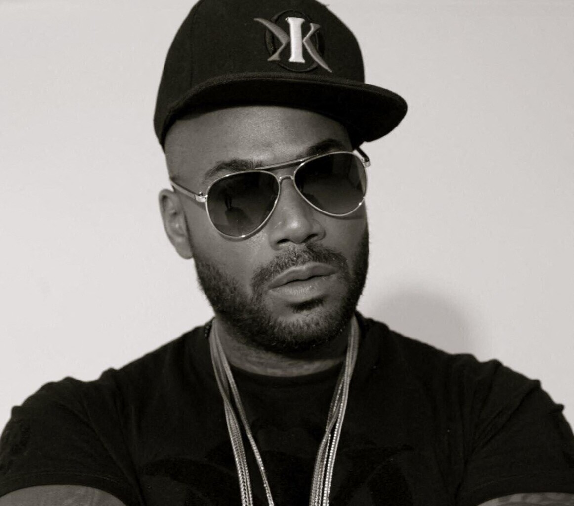 le rappeur Lord Kossity en concert sur une terrasse face à la plage