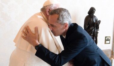 Gad Elmaleh raconte sa drôle de rencontre avec le pape François