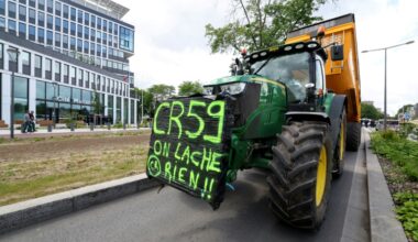 Des membres de la Coordination rurale manifestent devant le bâtiment de la Direction départementale des territoires et de la mer (DDTM) à Lille, le 28 mai 2025 (FRANCOIS LO PRESTI)
