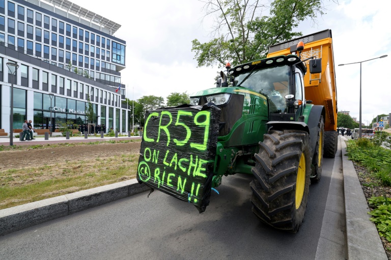 Des membres de la Coordination rurale manifestent devant le bâtiment de la Direction départementale des territoires et de la mer (DDTM) à Lille, le 28 mai 2025 (FRANCOIS LO PRESTI)